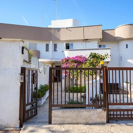 Guesthost - A Due Passi Dal Mare - With Parking Appartement Bari
